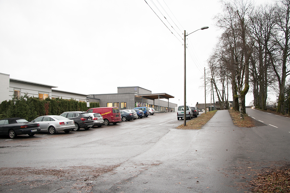 En parkeringsplass med biler