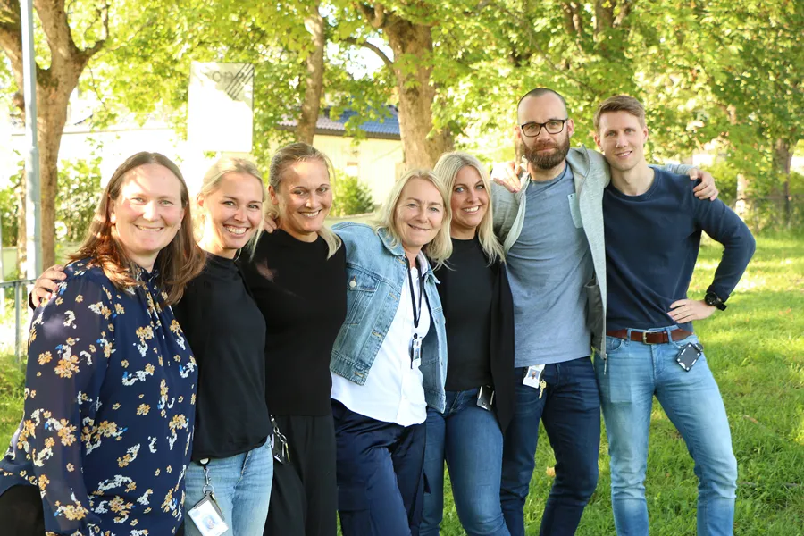 En gruppe mennesker som poserer for et bilde