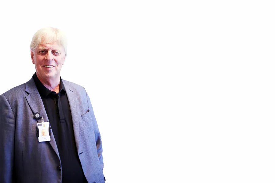 En mann iført dress og slips