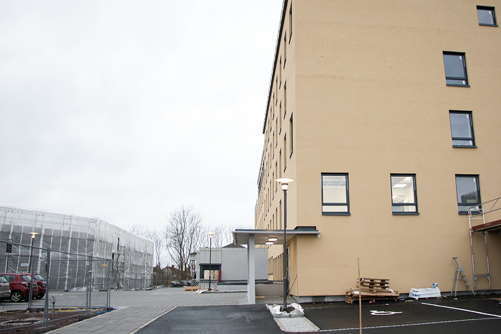 En bygning med parkeringsplass