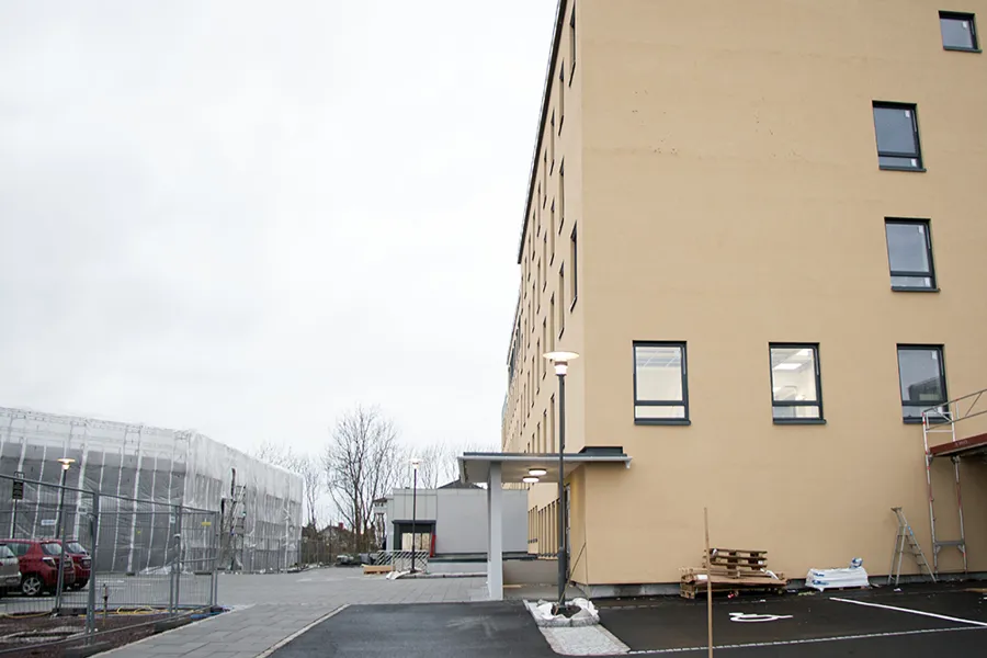 En bygning med parkeringsplass
