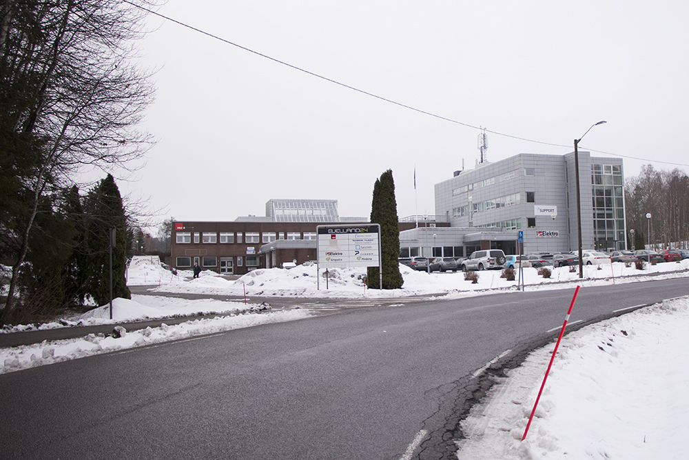 En vei med snø på siden