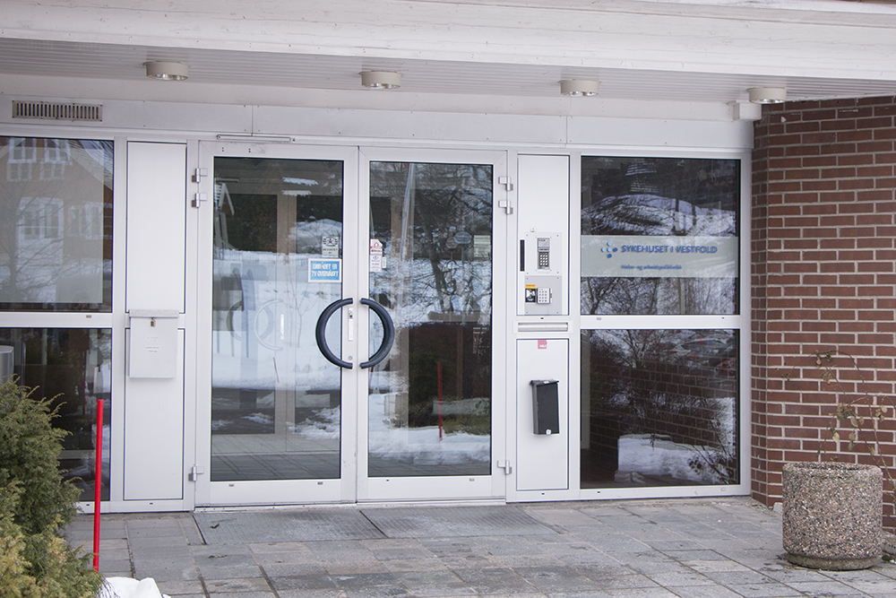 En bygning med glassdører