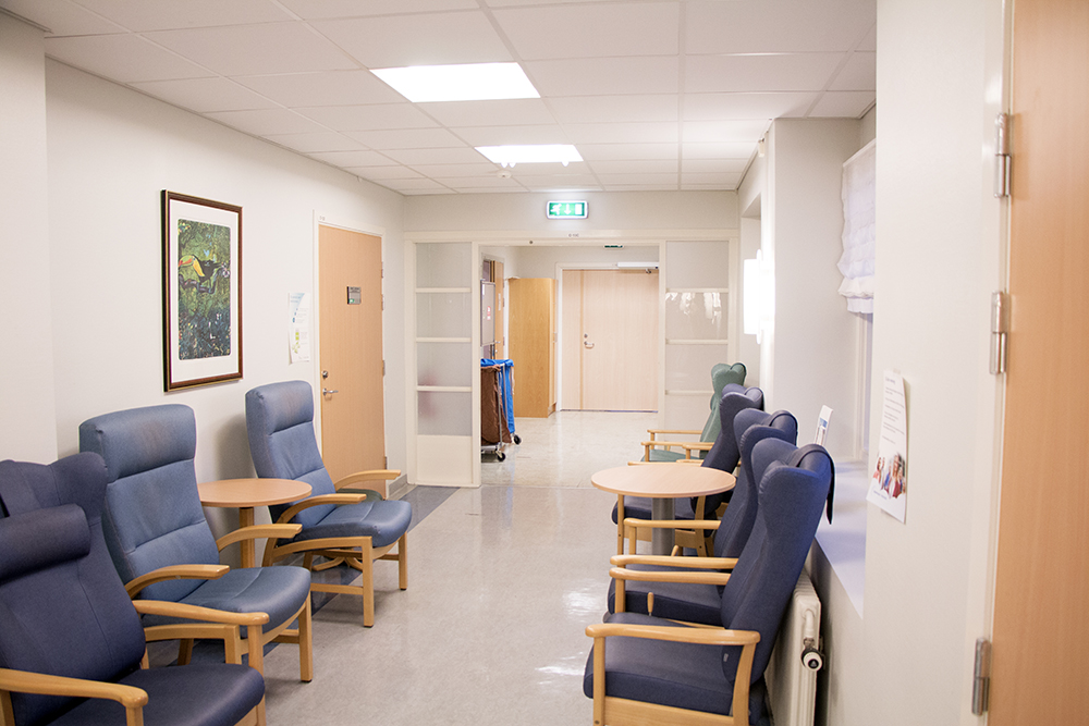 Et rom med stoler og bord