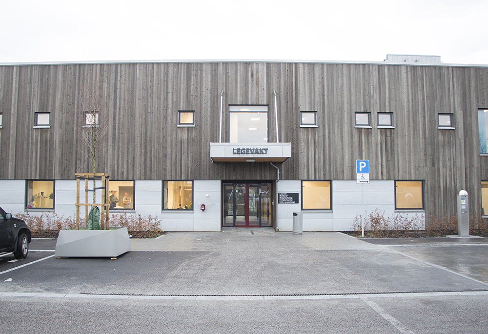 En bygning med parkeringsplass