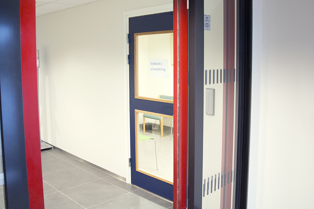 En gang med glassdør