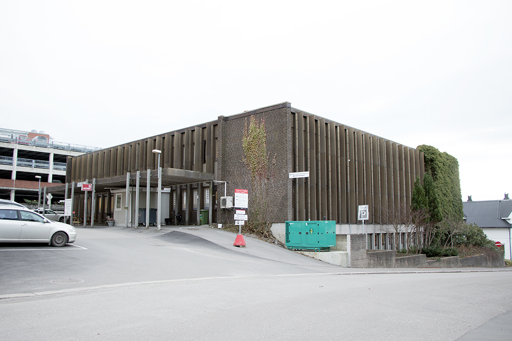 En bygning med parkeringsplass