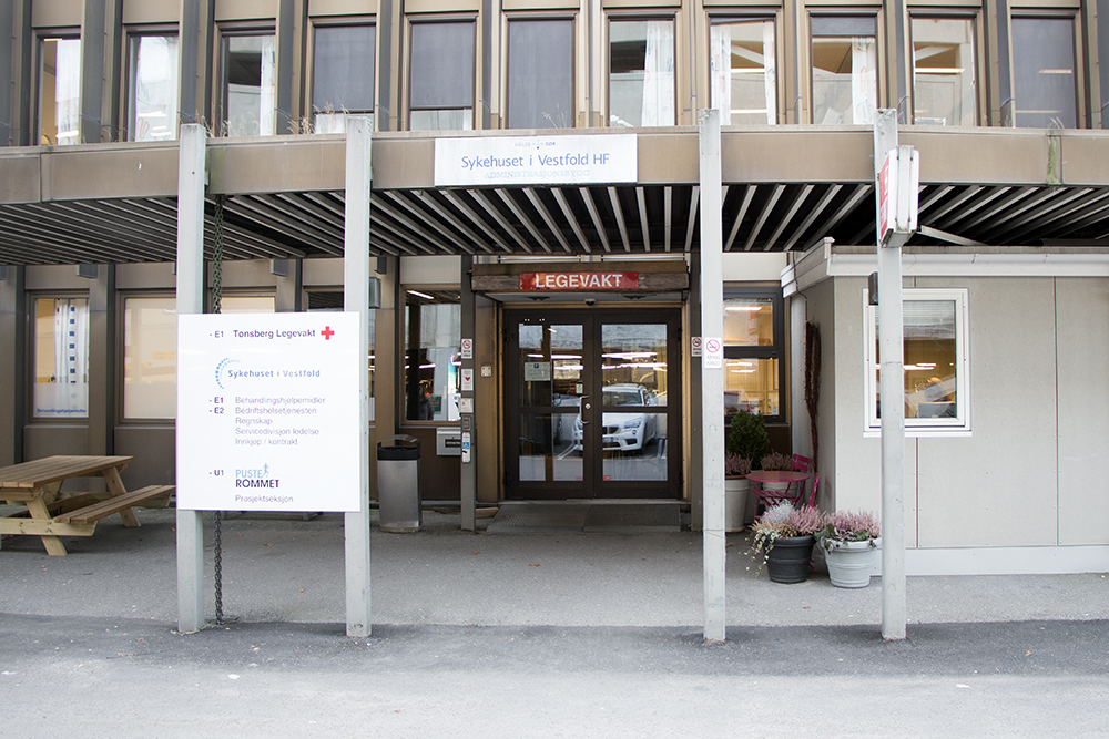 En bygning med et skilt foran