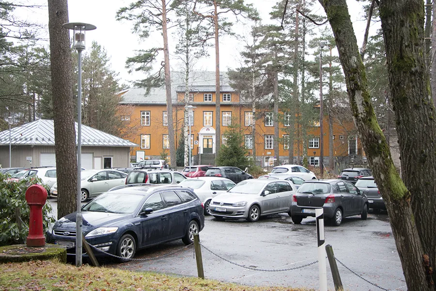 En parkeringsplass full av biler
