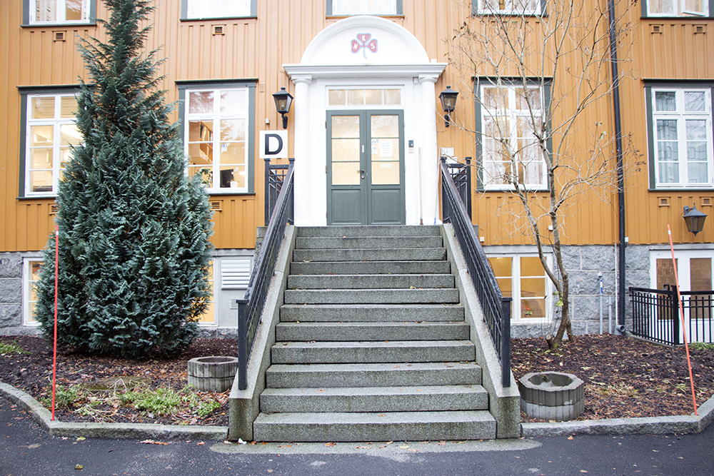 En bygning med trapper og trær