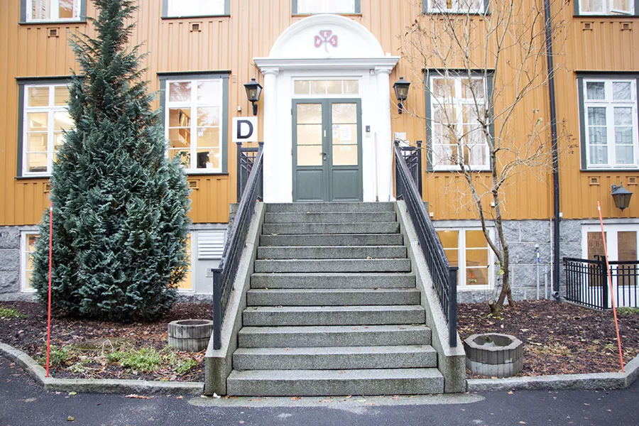 En bygning med trapper og trær