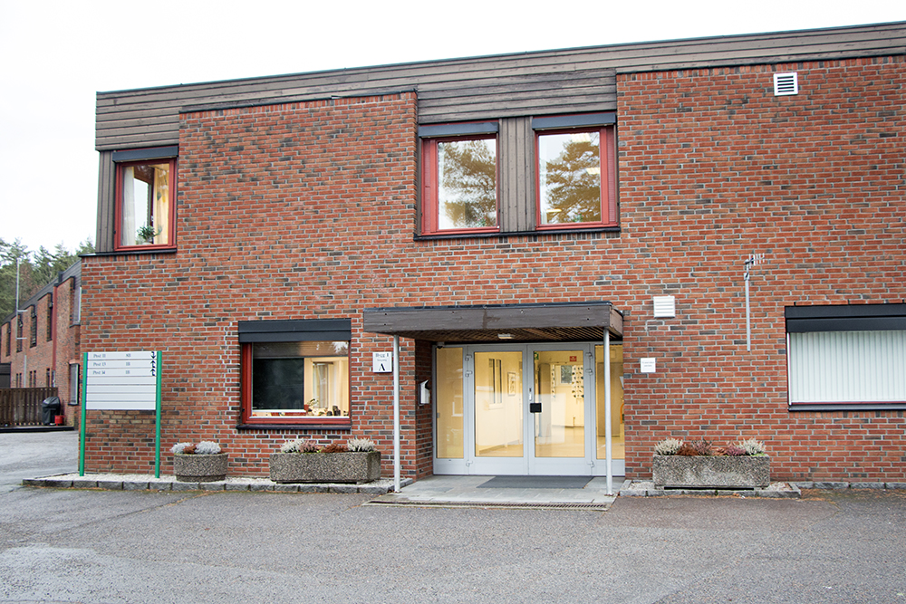 A brick building with a sign in front of it with D. H. Lawrence Birthplace Museum in the background