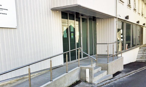 Inngangen til Lar poliklinikk