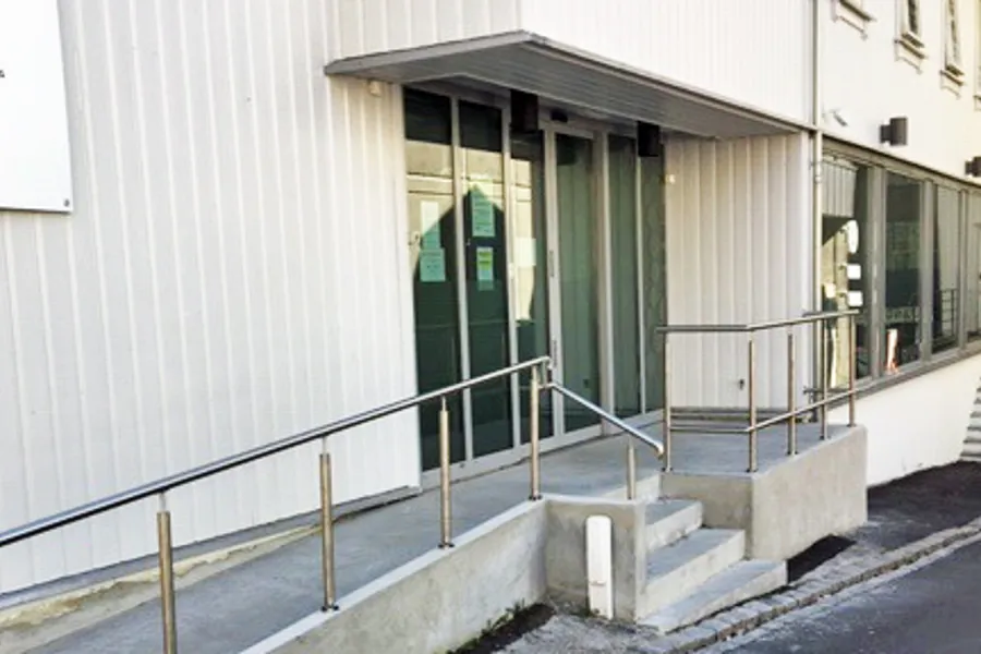 Inngangen til Lar poliklinikk