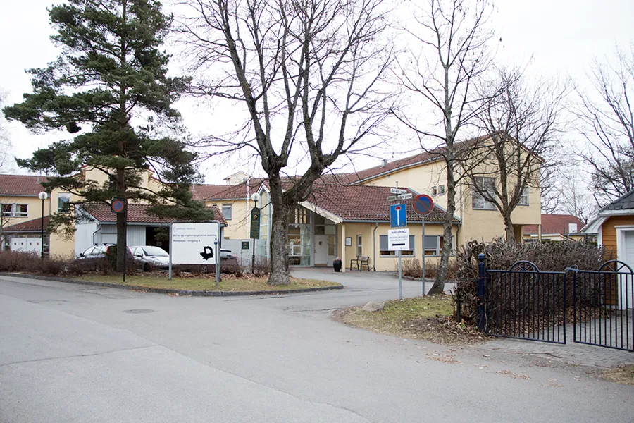 En gate med hus og trær