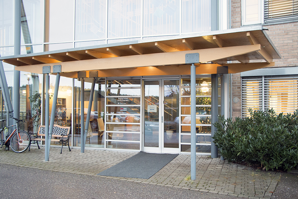 En bygning med glassdører