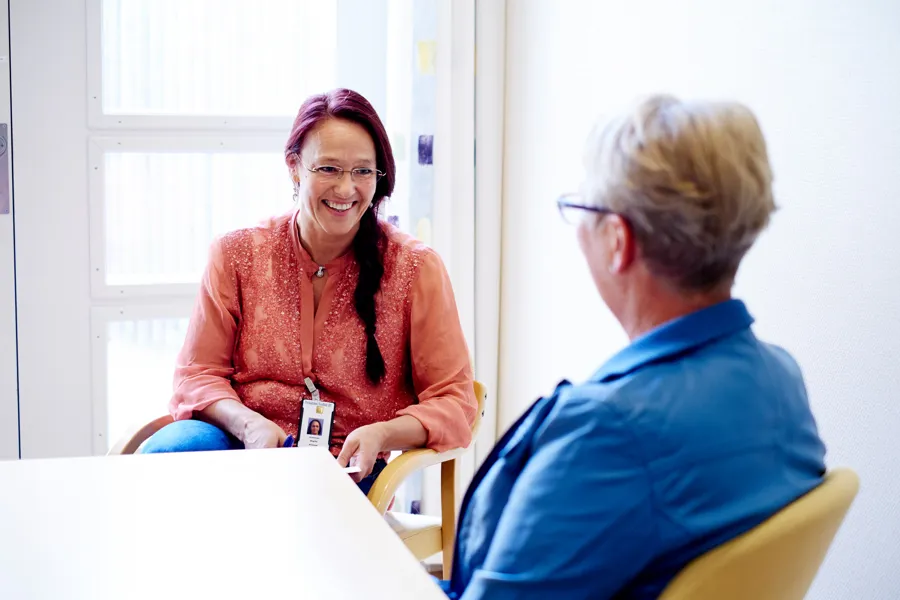 En kvinne og en mann som sitter ved et bord