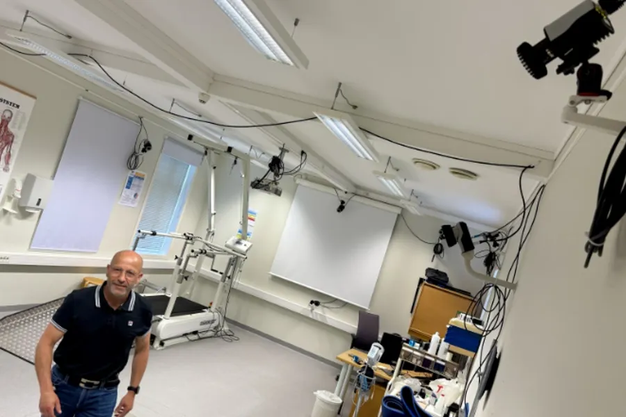 En person som står i et rom med en projektor og en projektor