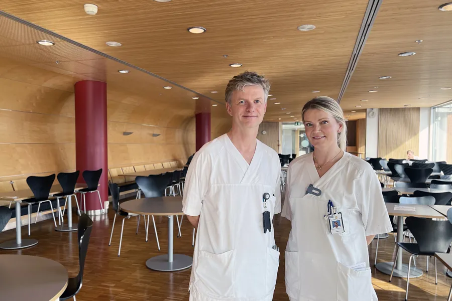 En mann og en kvinne i hvitt arbeidsantrekk