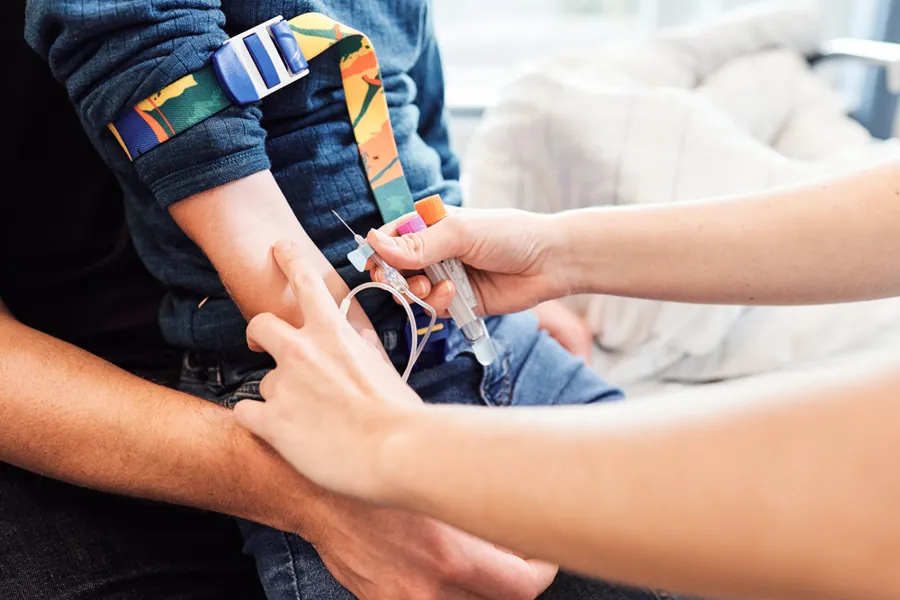 Et barn som får en injeksjon