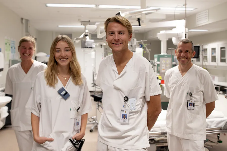 En gruppe mennesker iført hvite laboratoriefrakker