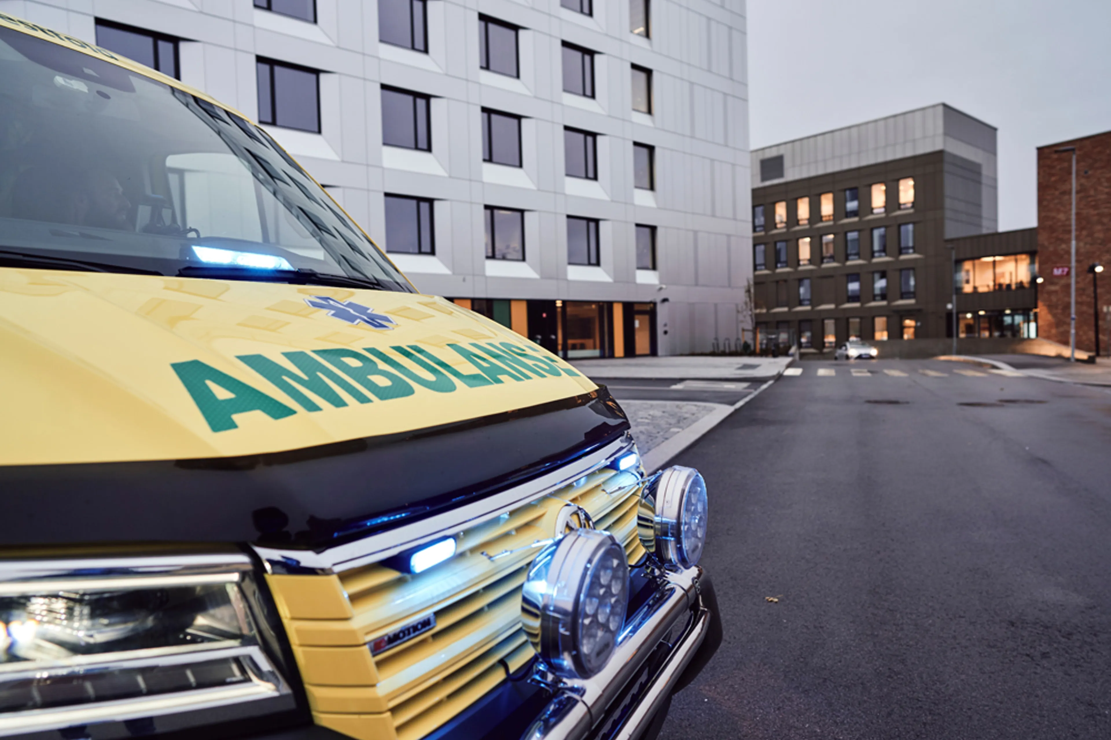 En gul ambulanse parkert utenfor akuttsenteret