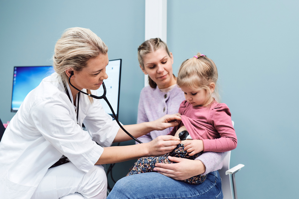 En lege som undersøker et barn