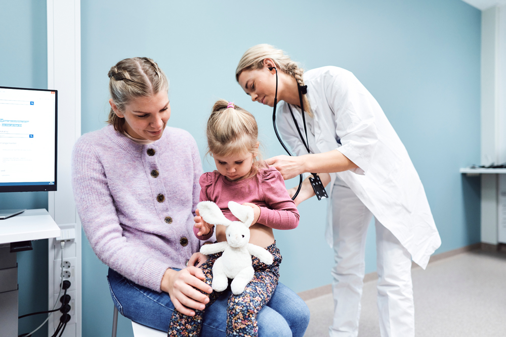 En lege som undersøker et barn