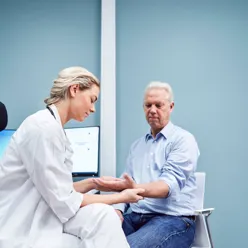 En lege som undersøker en pasient