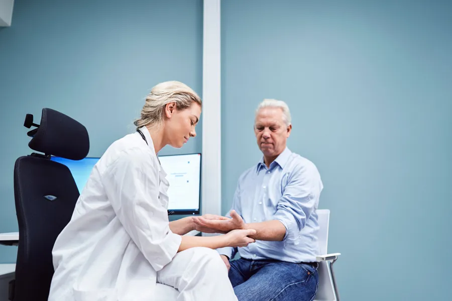 En lege som undersøker en pasient