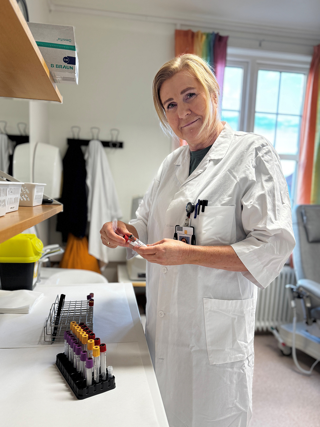 En mann i hvit frakk