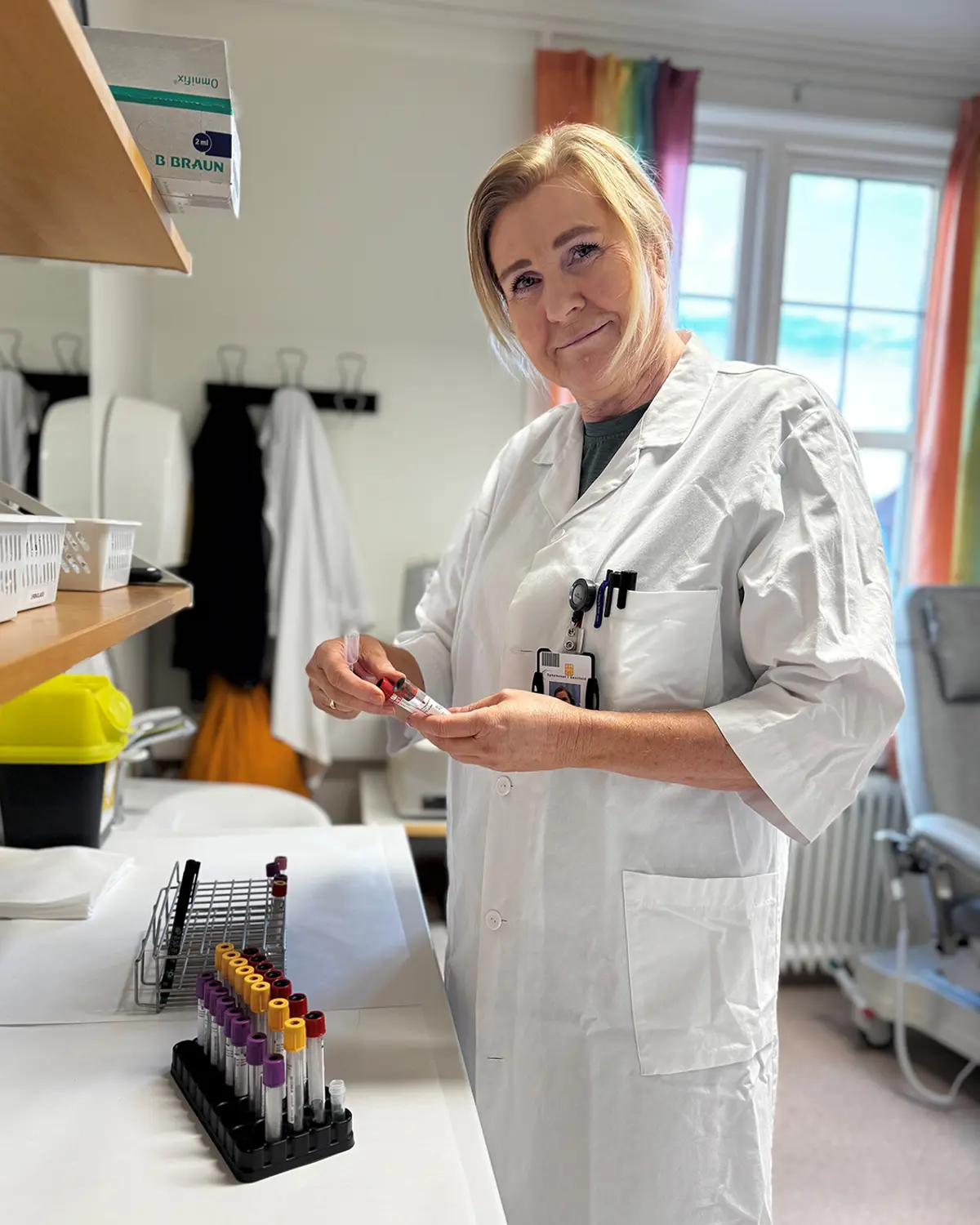 En mann i hvit frakk