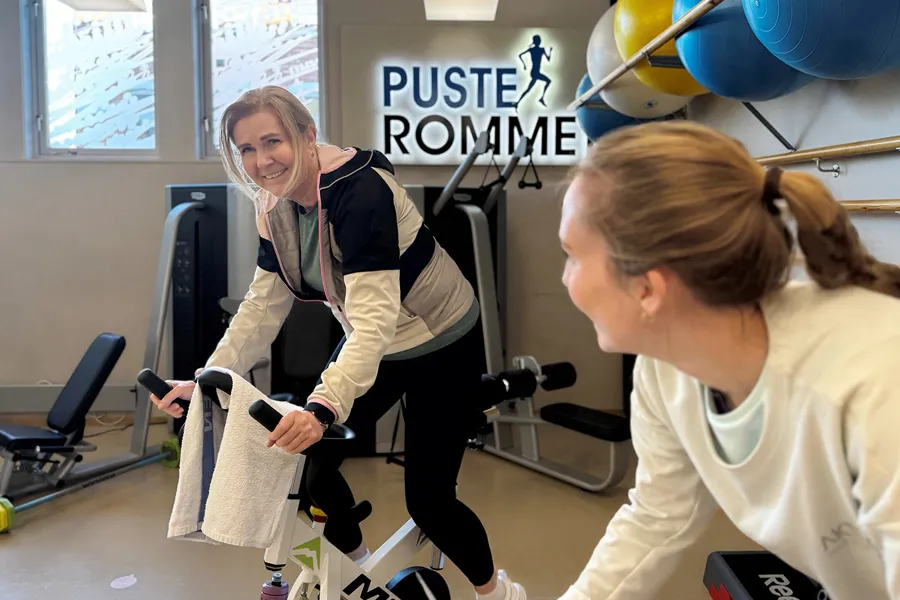 En person som får håret gjort