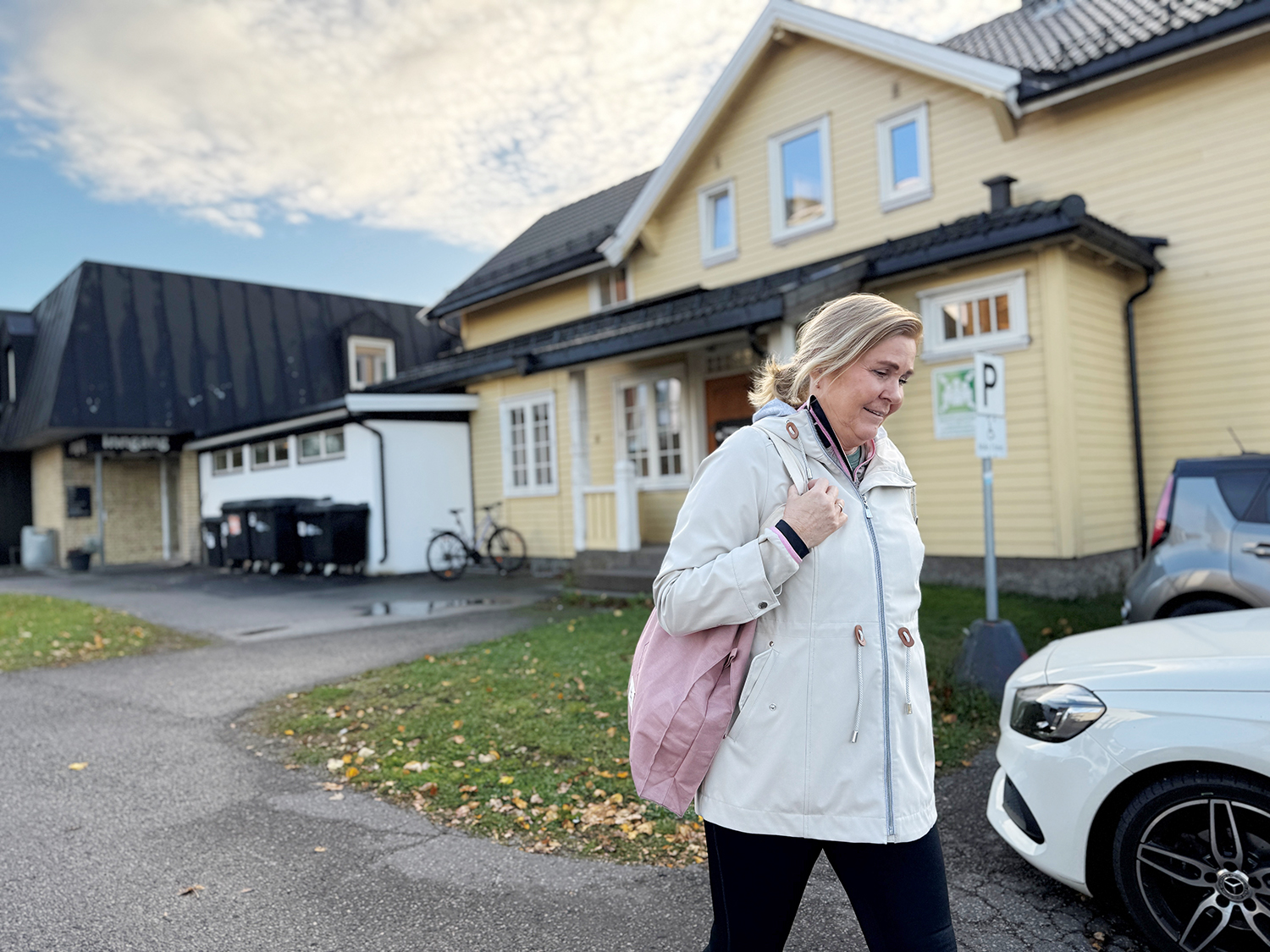 En person som står foran et hus