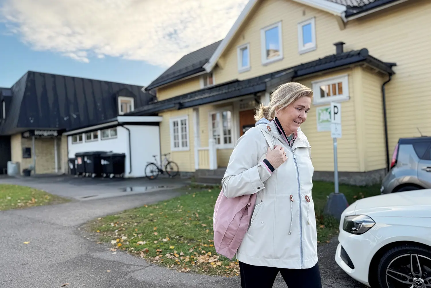 En person som står foran et hus