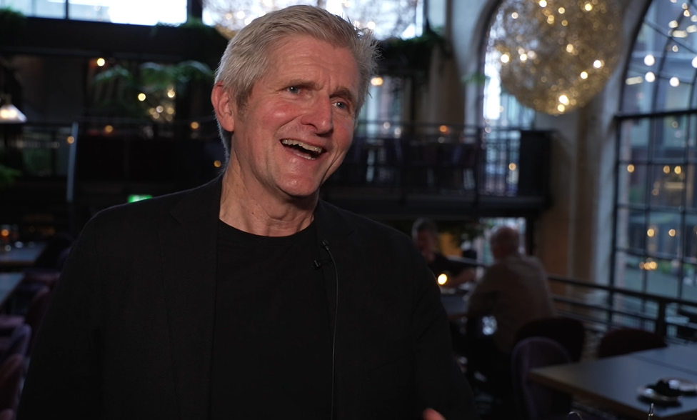 En mann på en restaurant