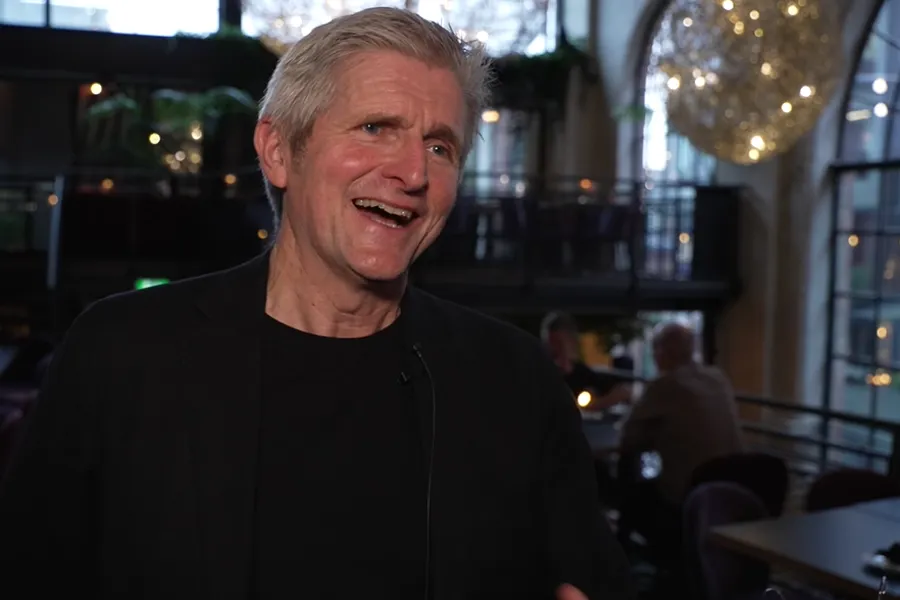 En mann på en restaurant