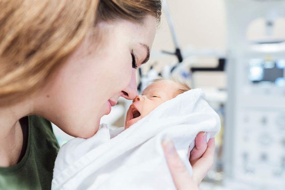En person som holder en baby