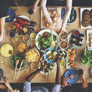 Et bord fullt av mat