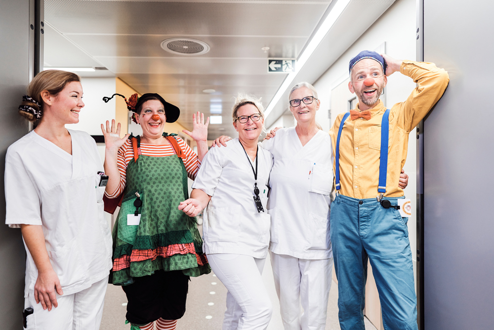 En gruppe sykepleiere og sykehusklovner
