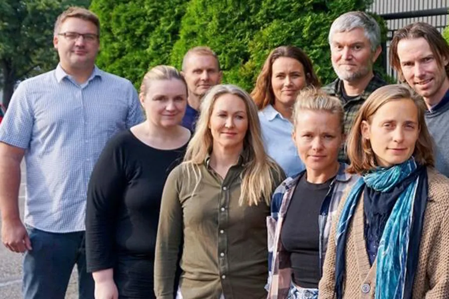 En gruppe mennesker som poserer for et bilde