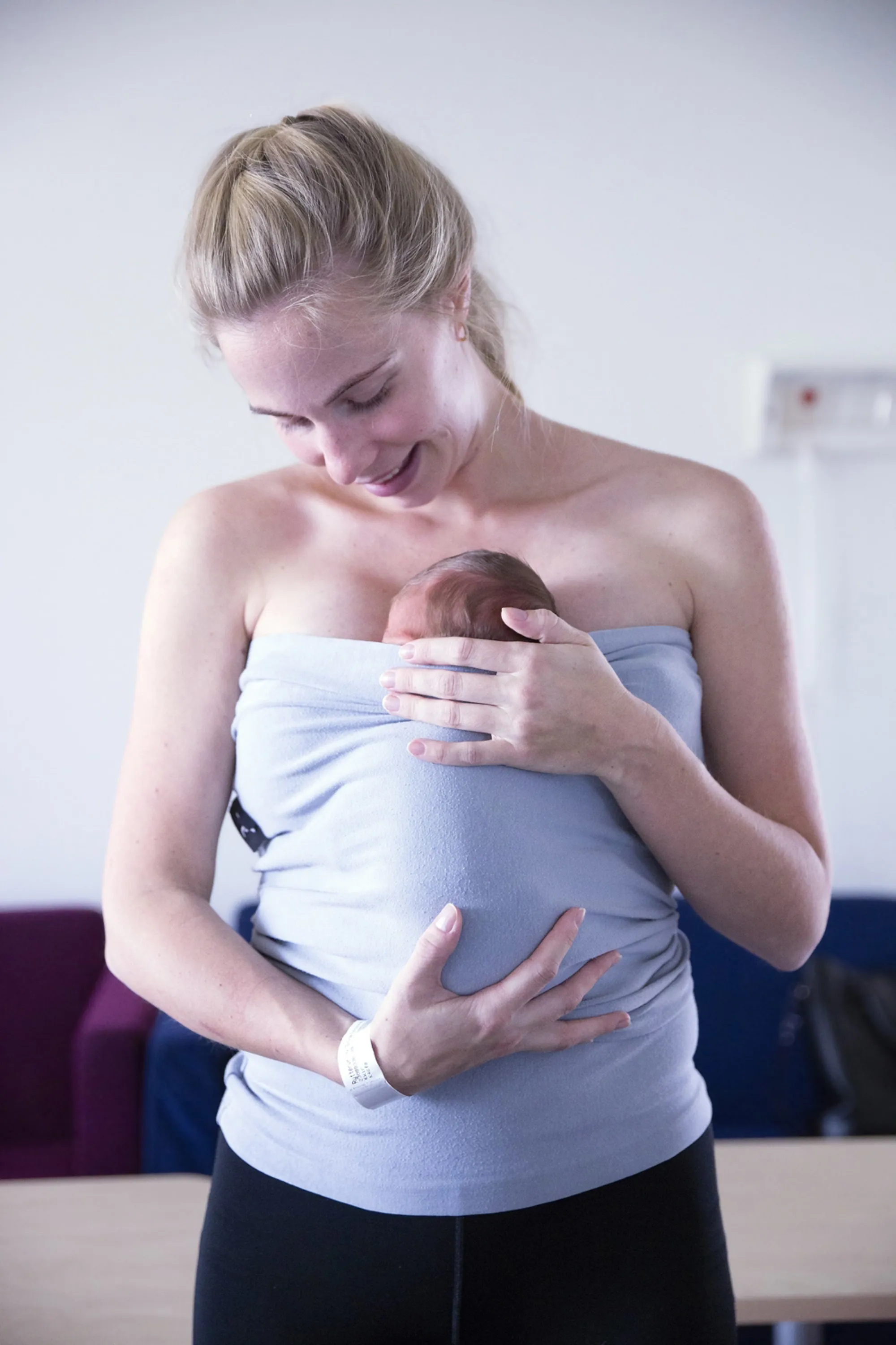 Bilde av mor med baby tett inntil seg