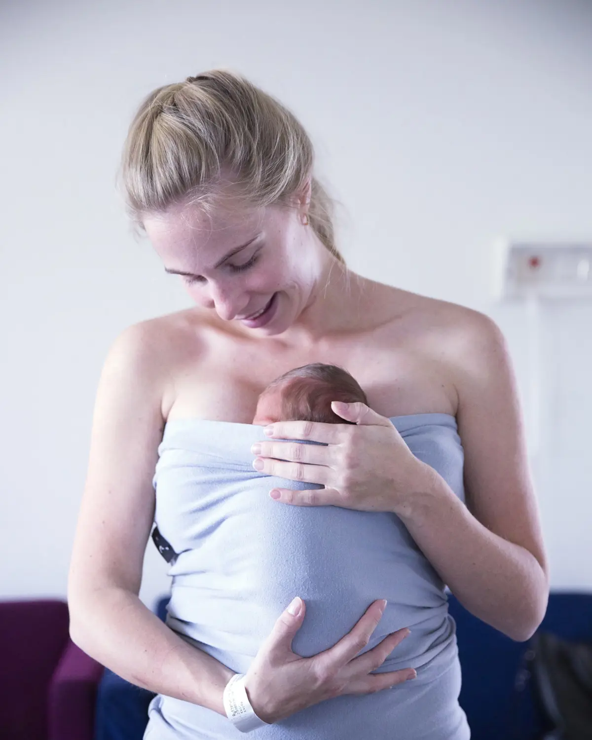 Bilde av mor med baby tett inntil seg