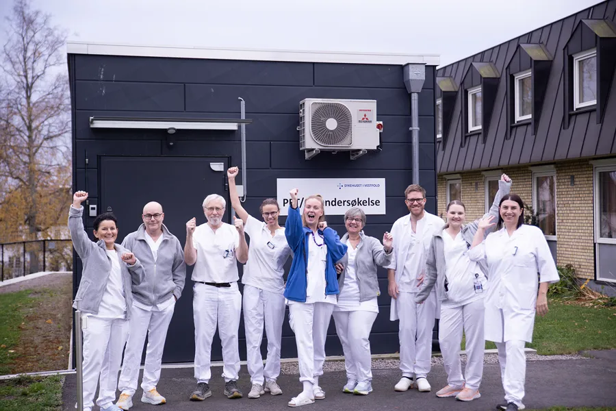 En gruppe mennesker som poserer for et bilde