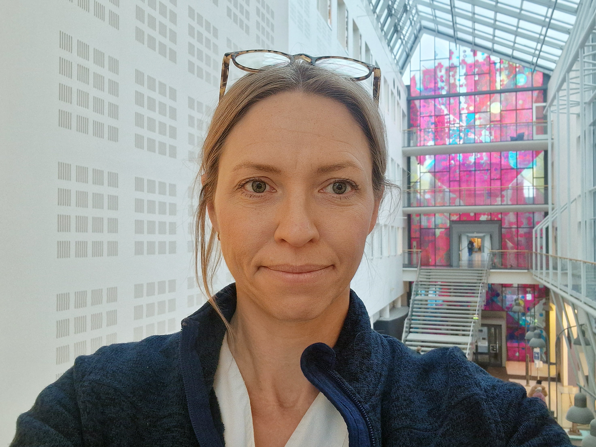 En person med et stort pannebånd