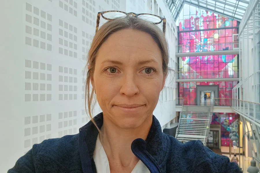 En person med et stort pannebånd