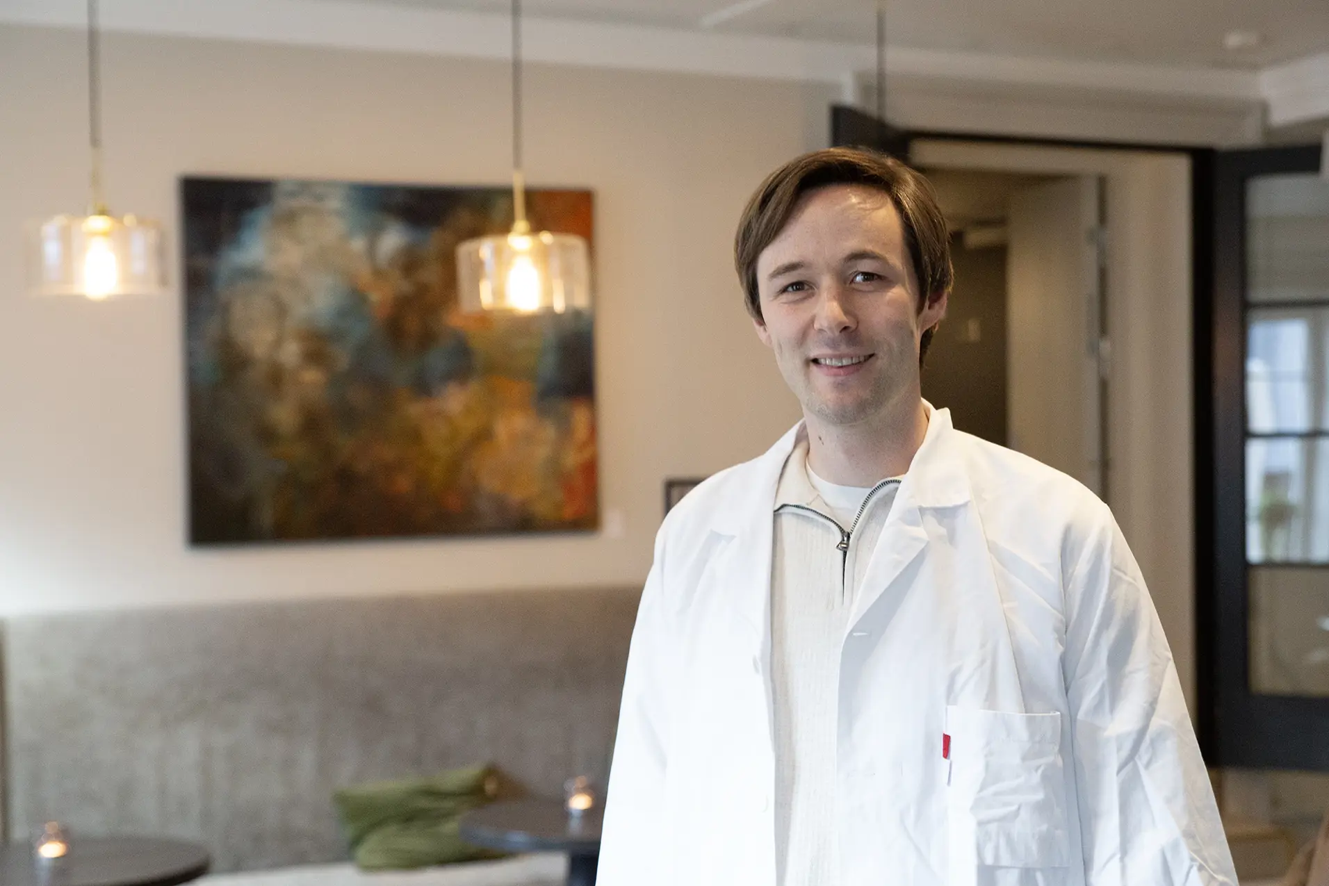 En mann i hvit frakk