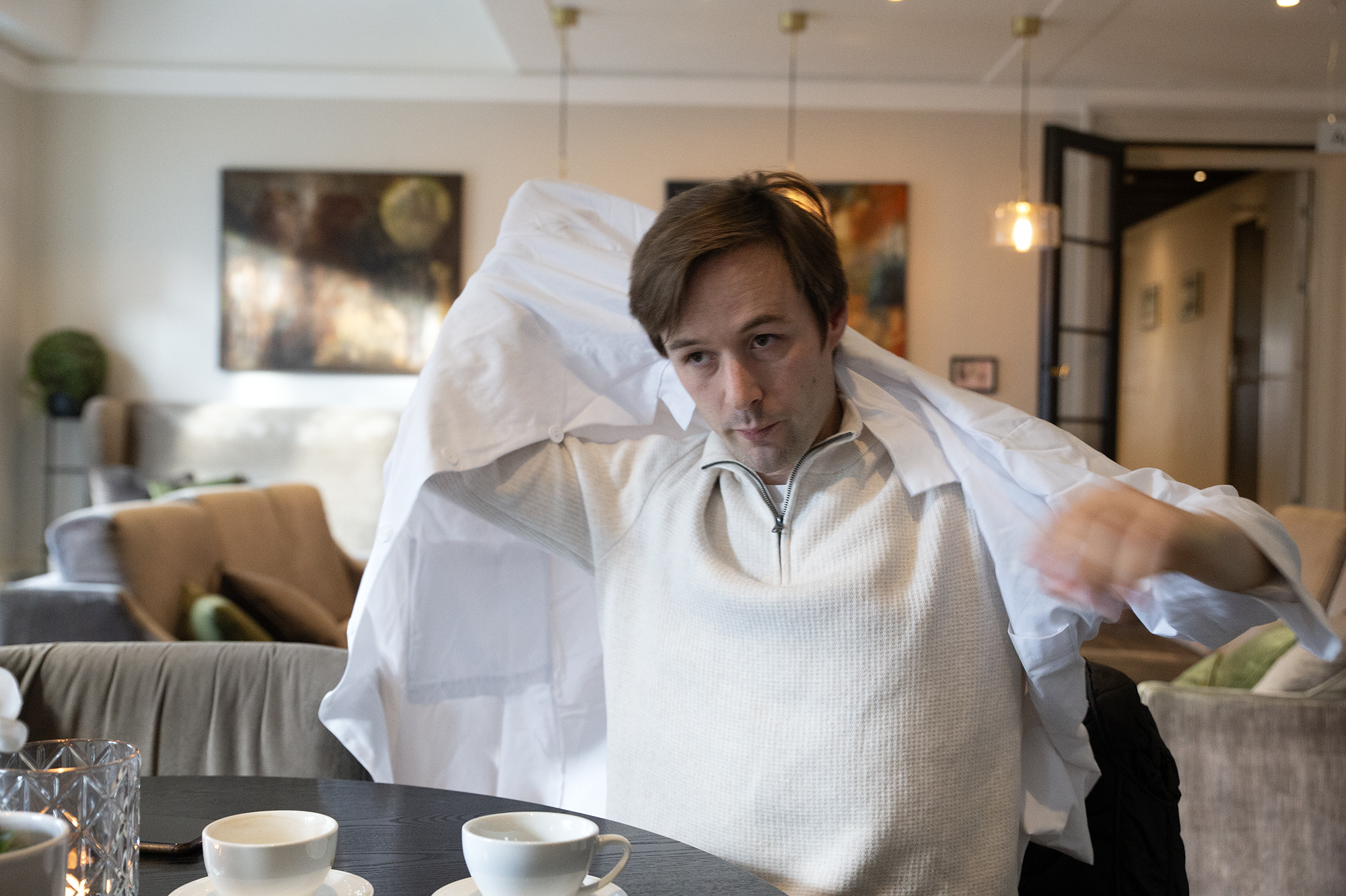 En mann som sitter ved et bord