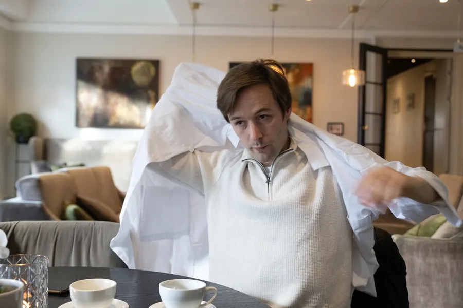 En mann som sitter ved et bord