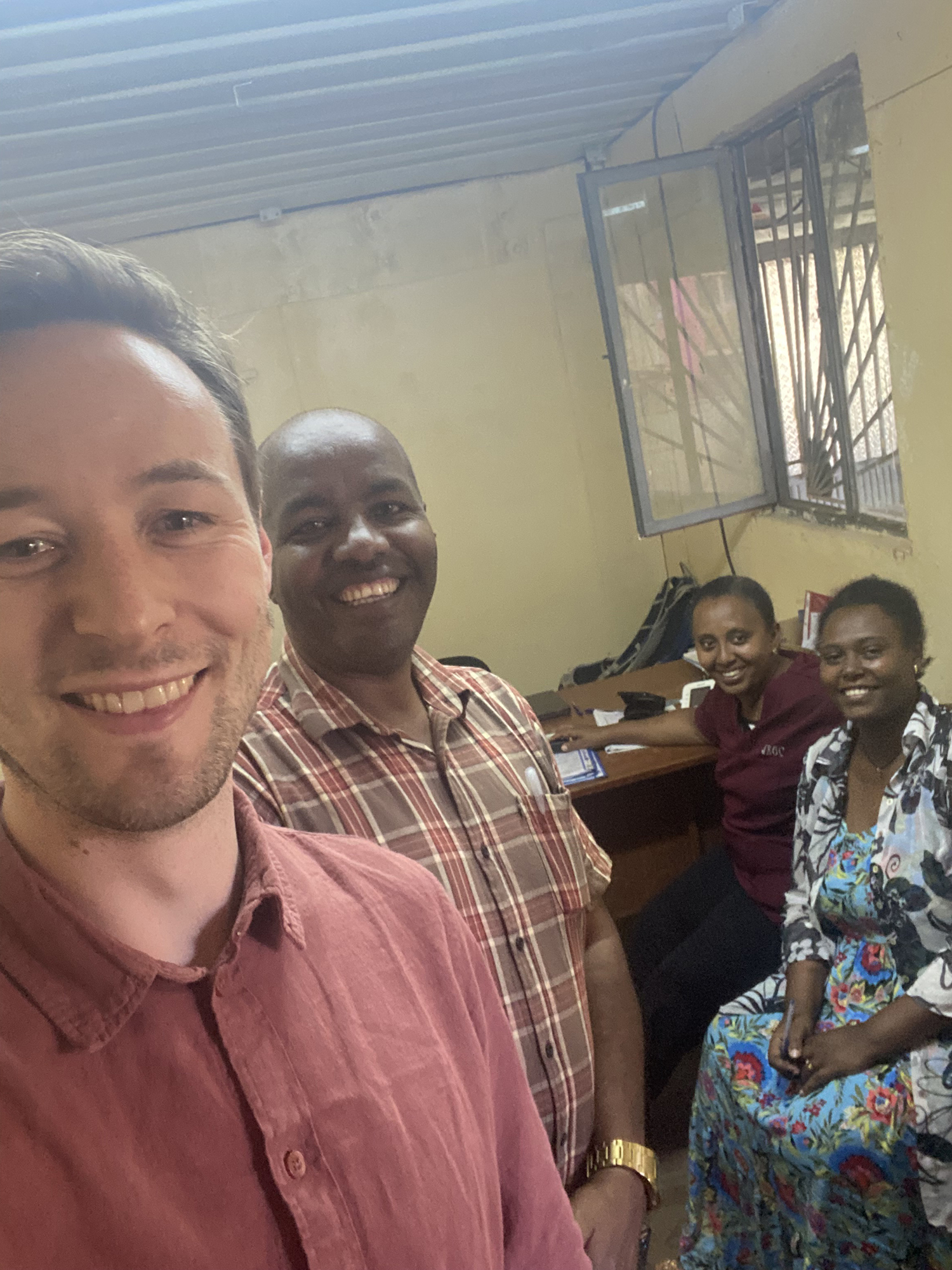 En gruppe mennesker som poserer for kameraet